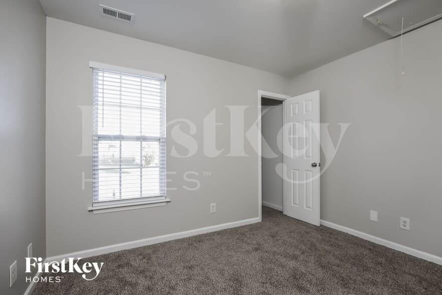 Building Photo - 612 Brassfield Dr
