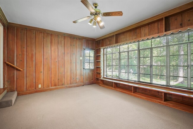 Building Photo - 7204 Meadow Lake Ave