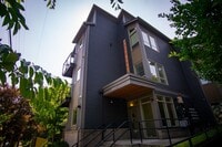 Building Photo - Great 1 Bdr w/Washer/Dryer and Private Balcony!