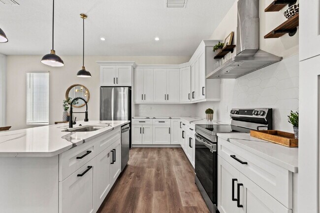 Building Photo - Beautiful 3 Bedroom Townhouse Minutes From...