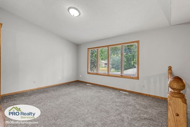 Building Photo - 3 Bedroom Home in Mounds View