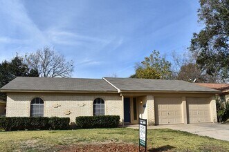 Building Photo - Newly updated 3-2-2 in Fort Worth!