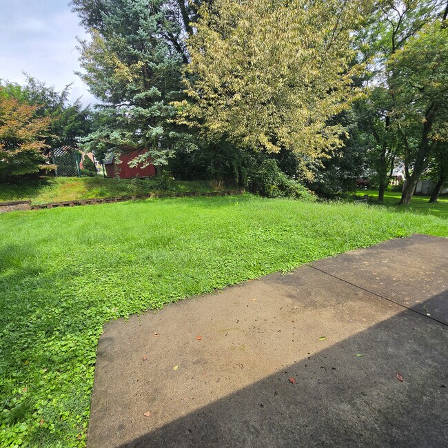 Building Photo - 408 Hazelnut Dr