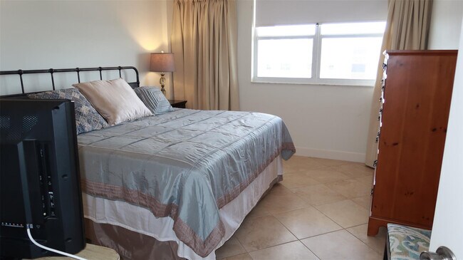 Building Photo - 1051 Hillsboro Mile