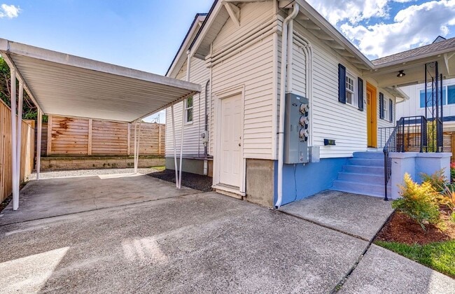 Building Photo - 2 bedroom, 1 bath house now available in North Portland! Piedmont Neighborhood!