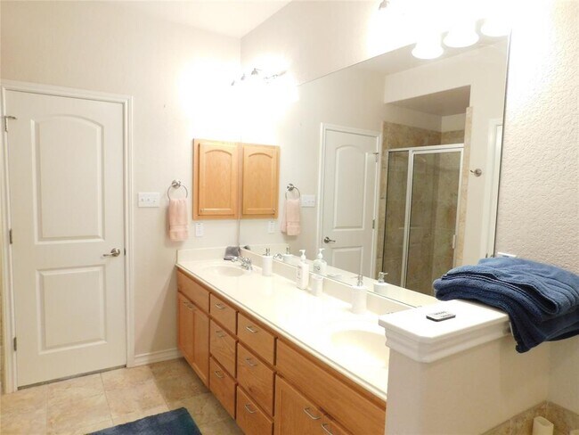 Building Photo - 424 Shayla Ln