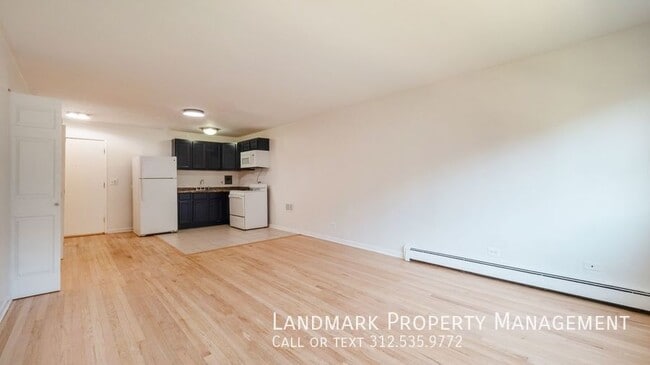 Building Photo - 2401 W Balmoral Ave