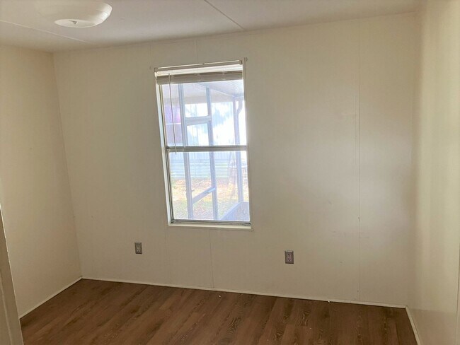 Building Photo - Clean & Quiet (2BR/1BA) Single Wide Trailer Water & Sewer Included with Rent