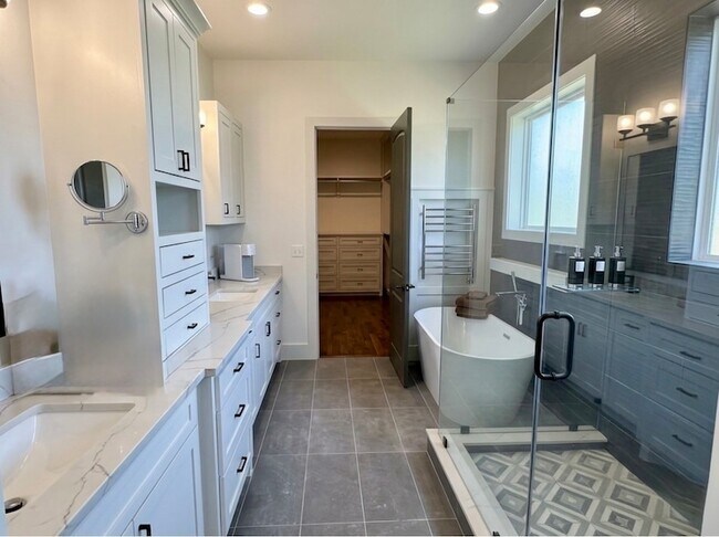 Building Photo - 505 E 40th St