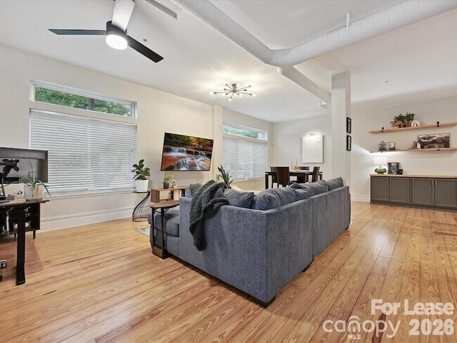 Building Photo - 404 N Laurel Ave