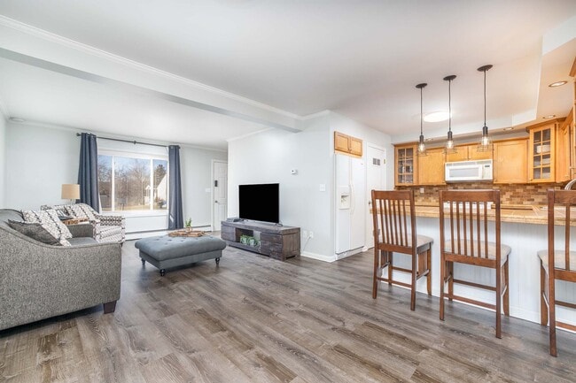 Building Photo - 15 Lake Dr