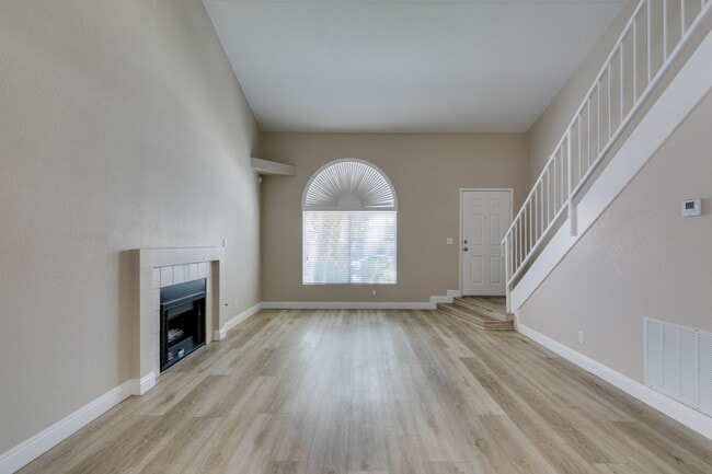 Building Photo - Stylish 2-Bedroom Townhome in Green Valley with Modern Upgrades & Prime Location!