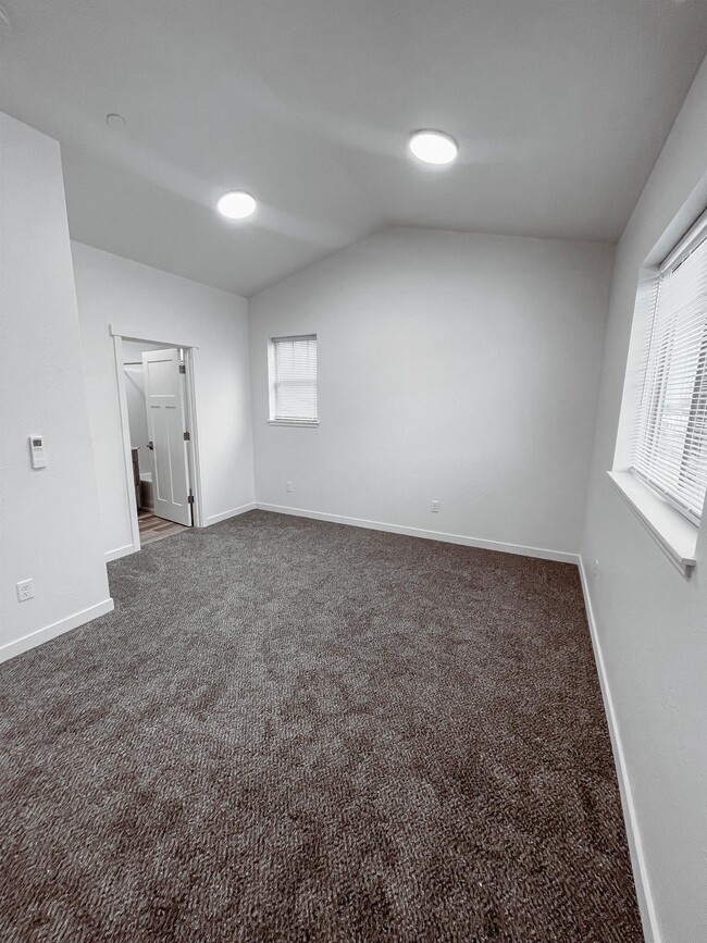 Interior Photo - 441 Talent Ave