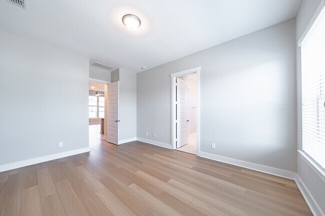Building Photo - 10916 Brambling Wood Dr