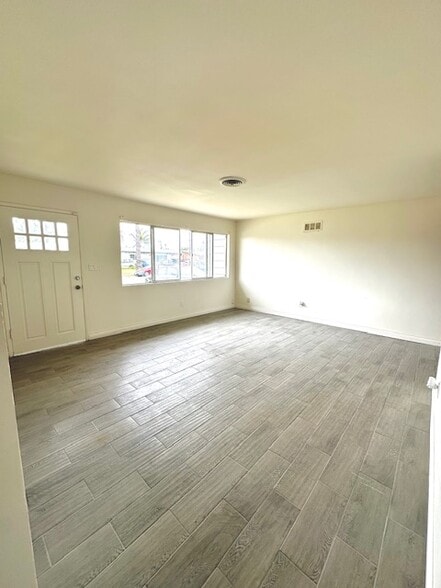 Livingroom - 162 E Paisley St