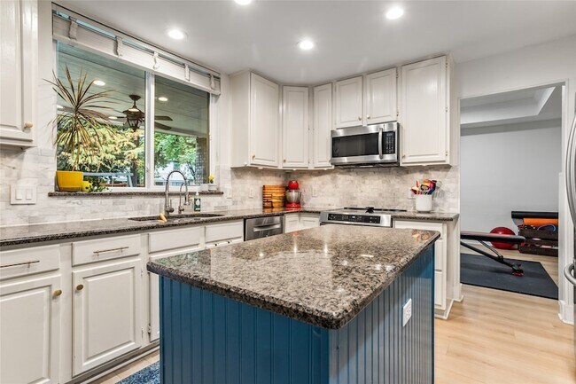 Building Photo - 5325 Cambridge Ct