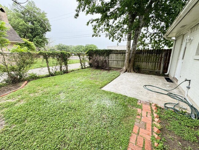 Building Photo - 301 E Park Ave