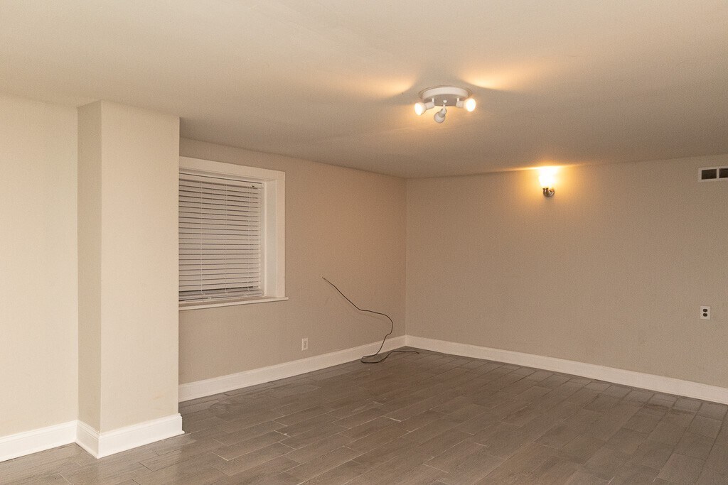 Building Photo - 1052 N Oakley Blvd
