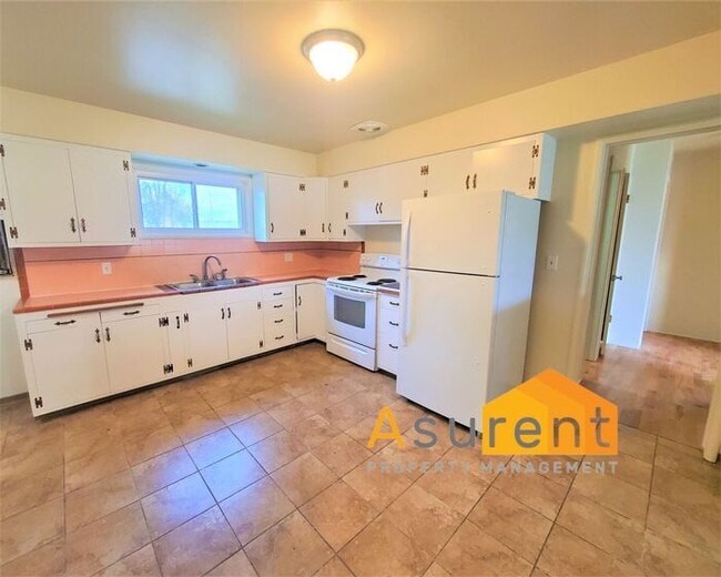 Building Photo - Cute 2 Bedroom 1 Bathroom Rental