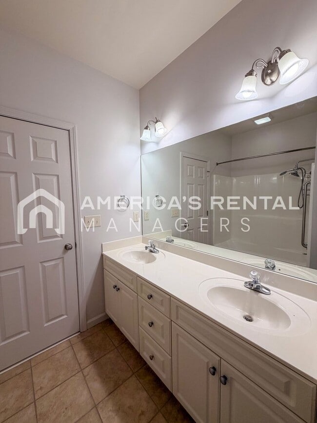 Building Photo - Modern One-Level Living with Pool and Club...