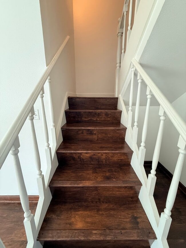 Building Photo - Spacious 3 bedroom 2 bath townhome with 2 ...