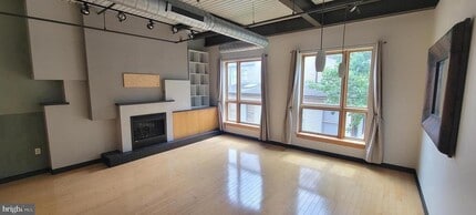 Building Photo - 75 Maple St