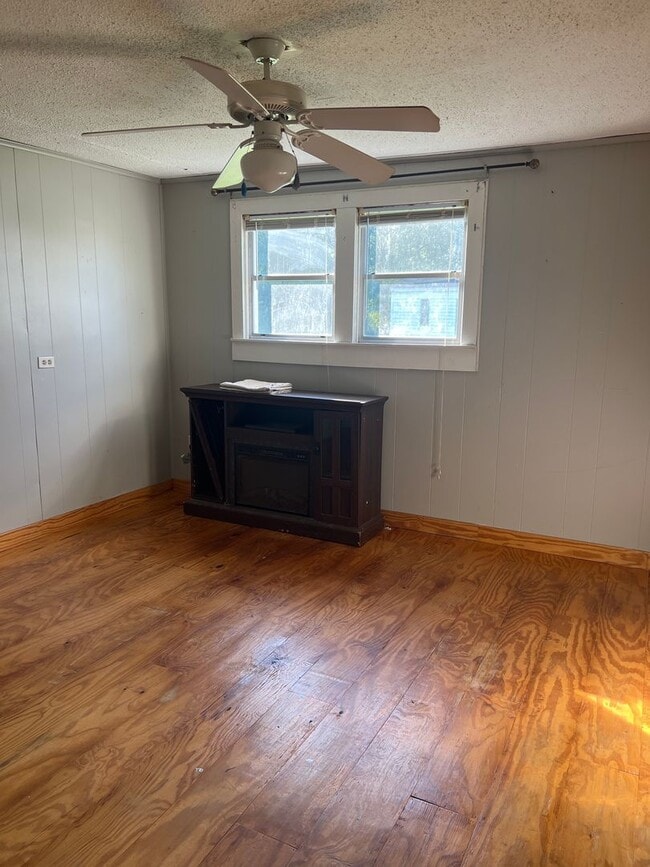 Building Photo - 2 bedroom home for lease with garage and a...