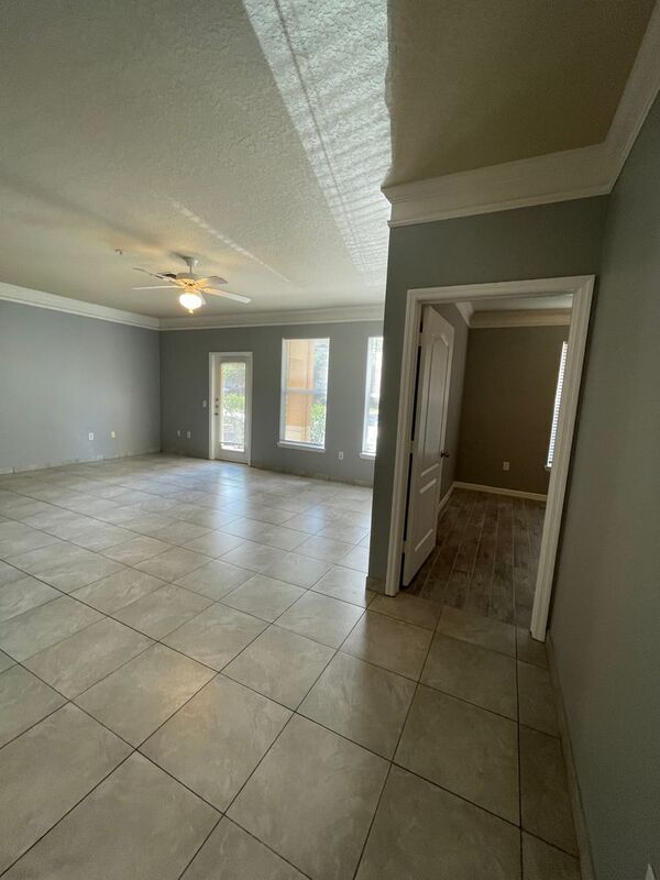 Building Photo - 8848 Villa View Cir