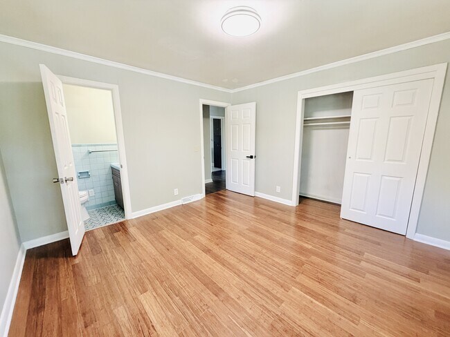 Building Photo - 836 Delverton Rd