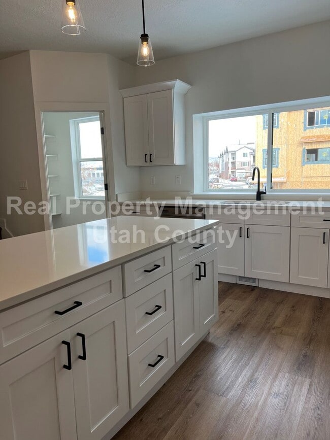 Building Photo - Big Townhome in American Fork