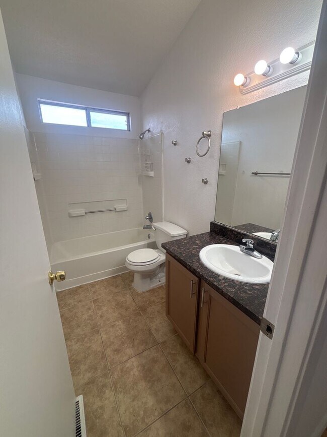 Building Photo - 4729 Chesapeake Pl NE