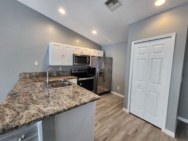 Building Photo - 2417 George Ave S