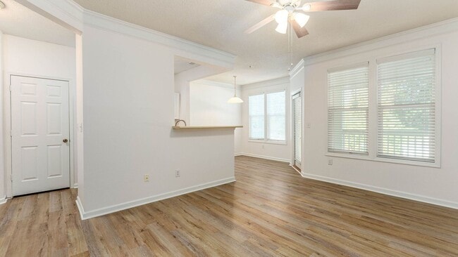 Building Photo - 1 Bedroom 1 Bath Condo in Southampton Poin...
