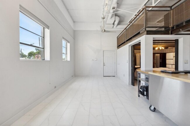 Building Photo - 215 N Walton St