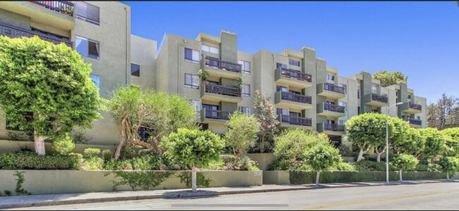 Building Photo - Large 2bed/ 2 bath corner unit in the heart of Silverlake with Hot Tub, Pool, Gated Parking and P...