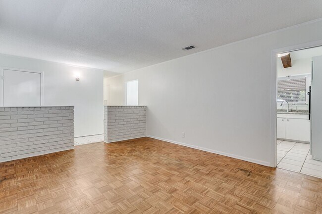 Building Photo - UPDATED 4-BEDROOM HOME IN SHEARER HILLS