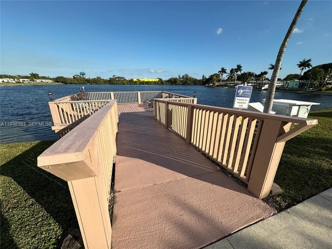 Building Photo - 2420 Park Ln