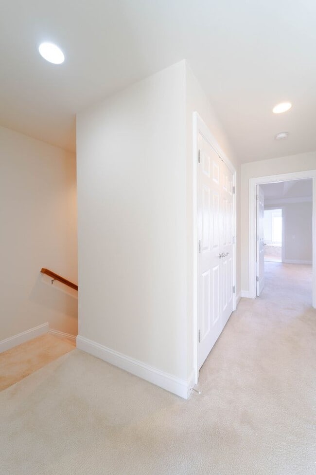 Building Photo - Gorgeous 3 Level Townhome
