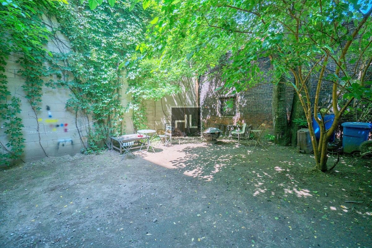 Building Photo - COZY AND SUNNY 3 BEDROOM ADELPHI STREET/FO...