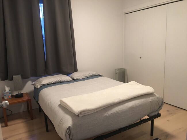 Bedroom 2 with desk and shelves - 1038 Pardee St