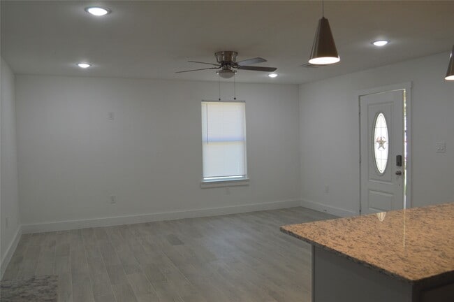 Building Photo - 214 Basswood Dr
