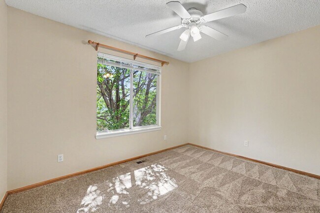 Building Photo - Spacious 5 Bedroom Home with Fenced Yard & 2 Car Garage