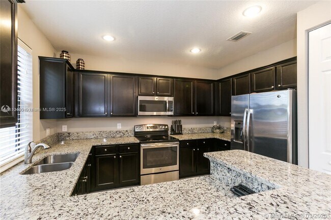 Building Photo - 12160 Village Pl