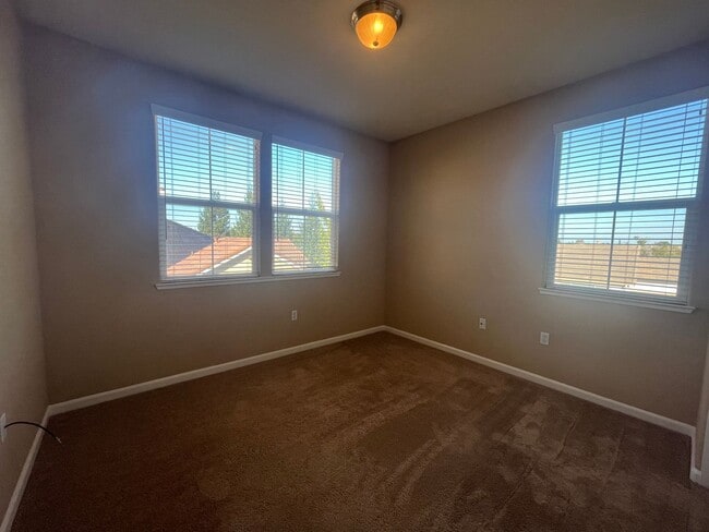 Building Photo - Spacious 3bed 2.5 bath available in Regency Park