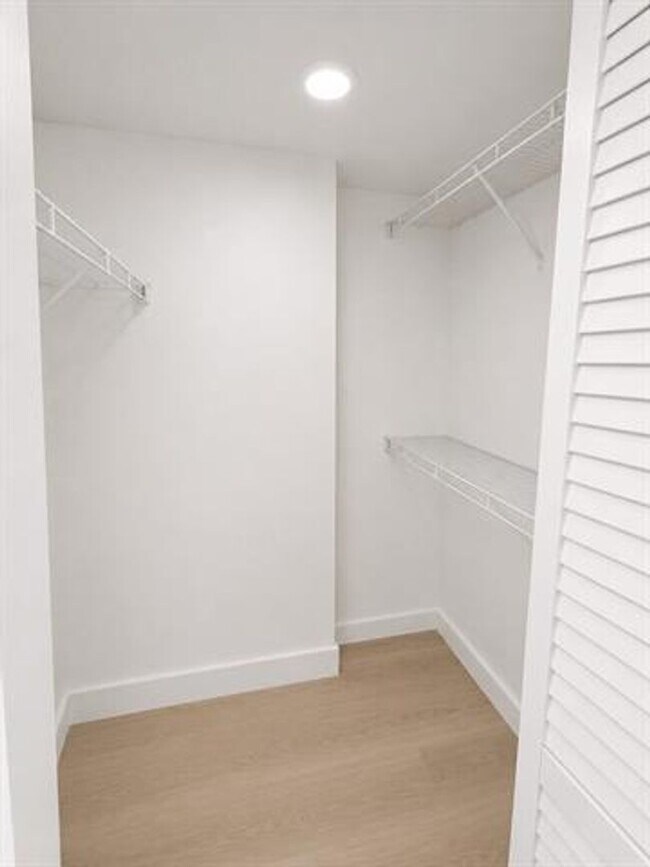 Building Photo - 540 Brickell Key Dr