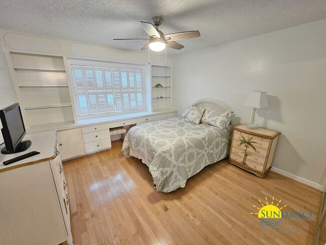 Building Photo - Spacious waterfront furnished condo in Des...