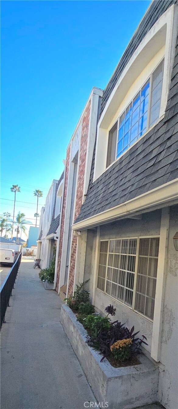 Building Photo - 630 W Dryden St