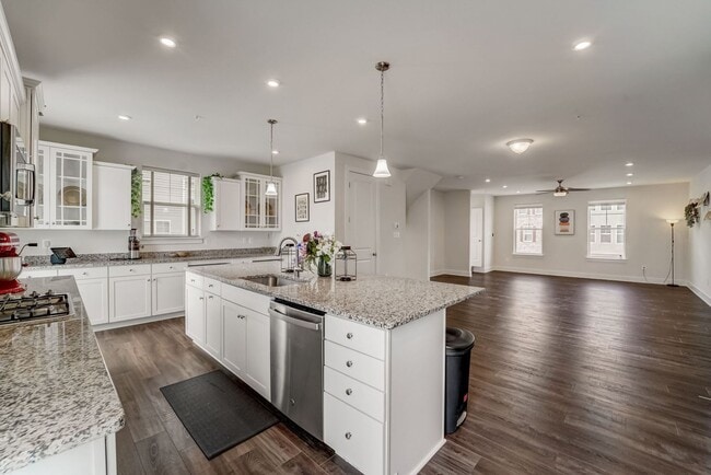 Building Photo - Luxurious 3 BR/2 Full BA & 2 Half BA EOG T...