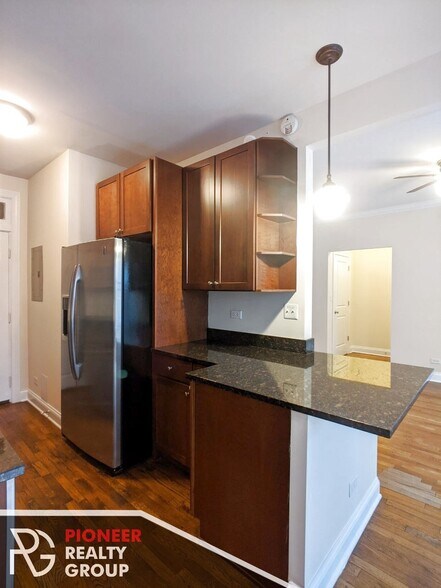 Building Photo - 736 W Addison St