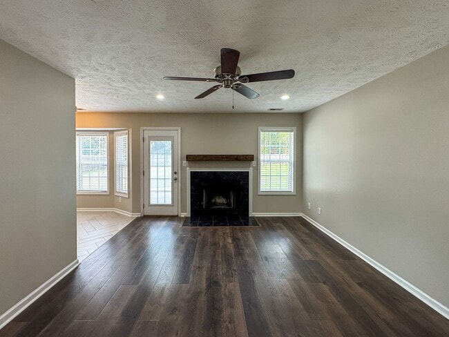 Building Photo - Charming 3 Bed 2 Bath Spring Lake Home wit...